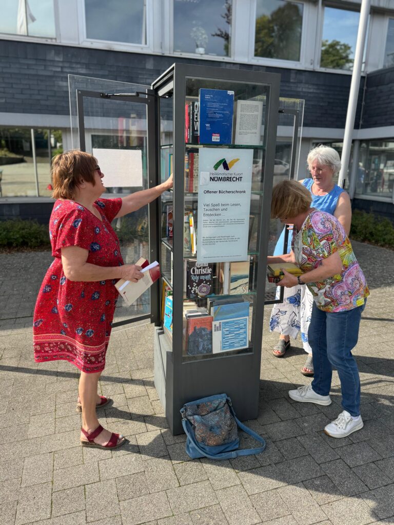 Bücherschrank auffüllen am Weltkindertag